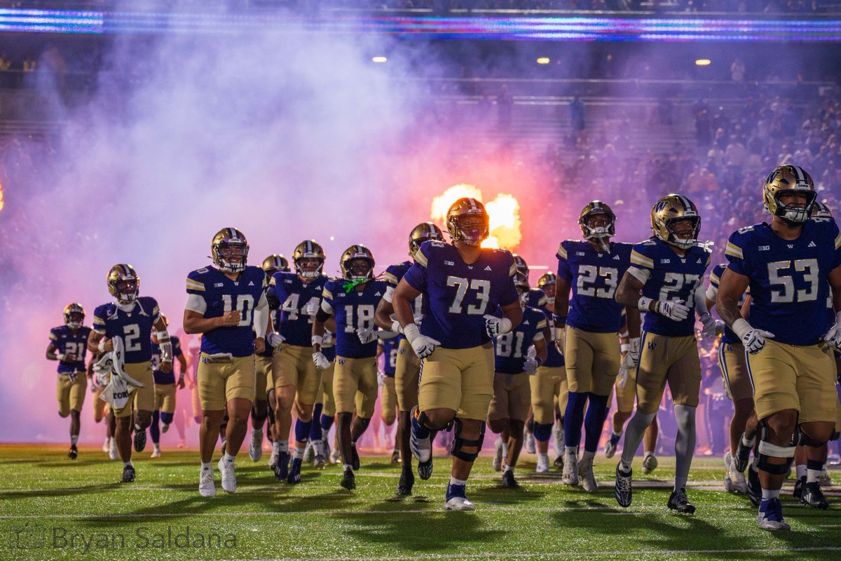 Bryans206's tweet photo. Washington put on a historic performance at Husky Stadium, defeating UC Davis 70-10 in front of 65,421 fans.
Jonah Coleman tied the program’s modern single-game record with five rushing touchdowns, finishing with 111 yards on 15 carries. The Huskies scored on all 10 of their drives, with additional touchdowns from Demond Williams Jr., Adam Mohammed, Kai Horton, and freshman Dezmen Roebuck.
It was Washington’s 22nd consecutive home win and a night to remember on Montlake. 

#GoHuskies #UWvsUCDavis #CollegeFootball #SportsPhotography #HuskyNation #PurpleReign #Seattle #pnw #Nikon