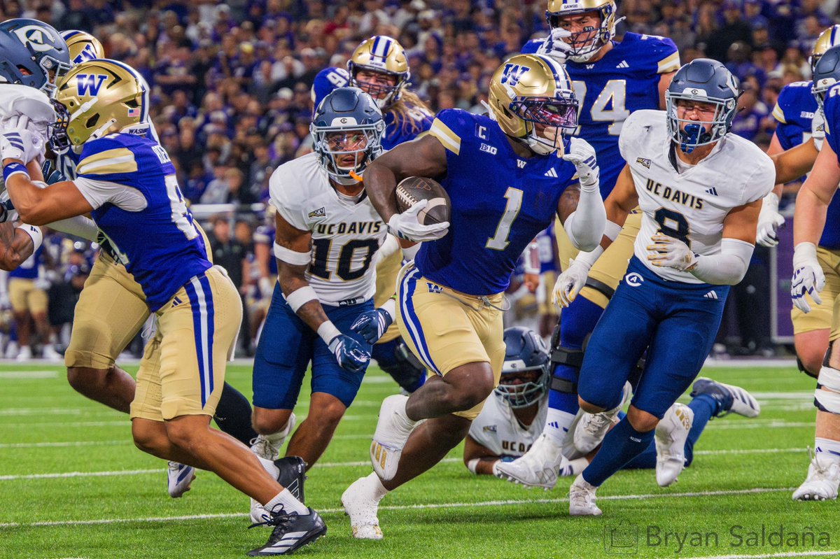 Bryans206's tweet photo. Washington put on a historic performance at Husky Stadium, defeating UC Davis 70-10 in front of 65,421 fans.
Jonah Coleman tied the program’s modern single-game record with five rushing touchdowns, finishing with 111 yards on 15 carries. The Huskies scored on all 10 of their drives, with additional touchdowns from Demond Williams Jr., Adam Mohammed, Kai Horton, and freshman Dezmen Roebuck.
It was Washington’s 22nd consecutive home win and a night to remember on Montlake. 

#GoHuskies #UWvsUCDavis #CollegeFootball #SportsPhotography #HuskyNation #PurpleReign #Seattle #pnw #Nikon