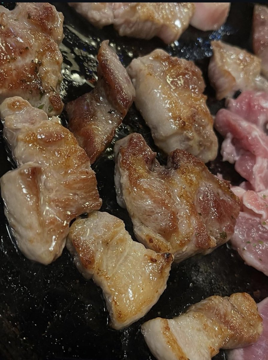 皆さま、1週間お疲れ様でした。
今週も私たち朝鮮人も払っている税金が無償化制度など、どこかの日本の学校の子ども達の成長に貢献できて嬉しく思います。

画像はある在日同胞が経営する焼肉店です。
いつか「朝鮮学校への補助金はとにかく反対」と言う方々も含め、みんなで仲良く食べたいですね。