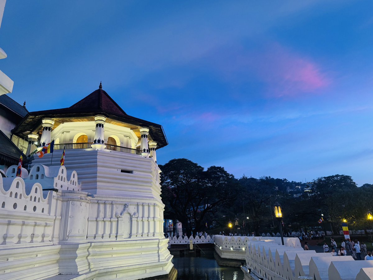 Nirmani_N's tweet image. සුබ බිනර පොහෝ දිනක් වේවා!! 😇🌕🙏🙏✨

#Today’s #multicolour #Sky @ Sri Dalada Maligawa 😍🙏🙏 

~07.09.2025~