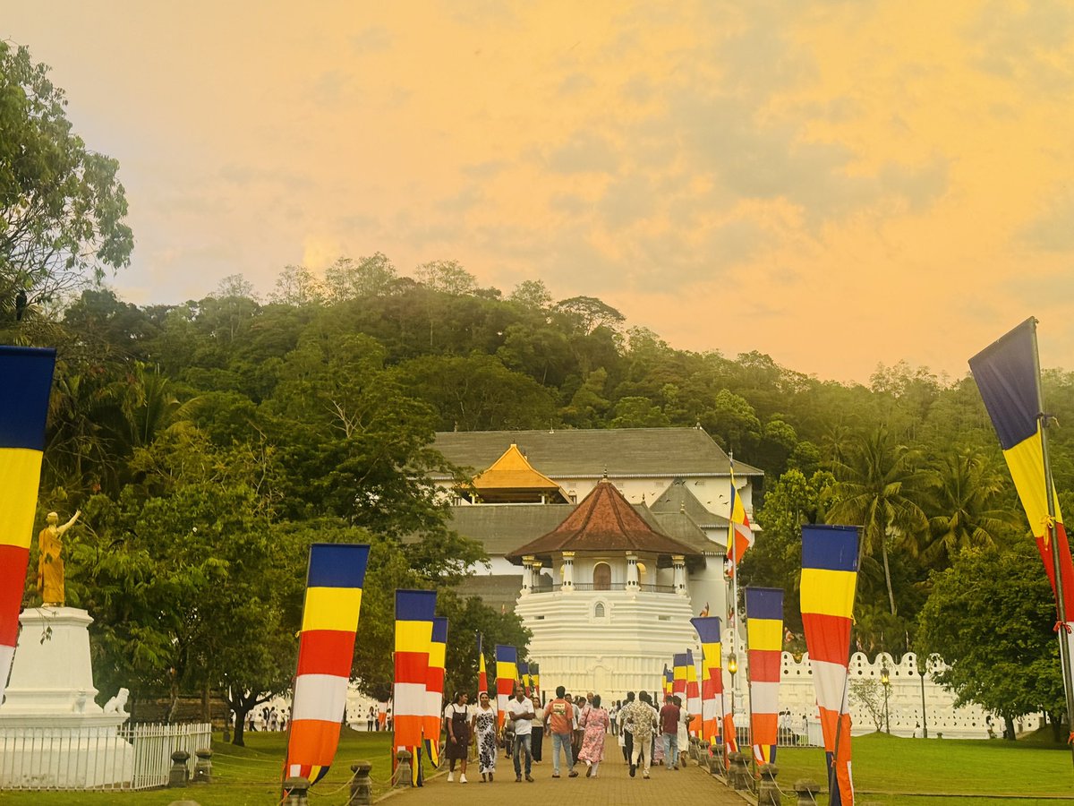 Nirmani_N's tweet image. සුබ බිනර පොහෝ දිනක් වේවා!! 😇🌕🙏🙏✨

#Today’s #multicolour #Sky @ Sri Dalada Maligawa 😍🙏🙏 

~07.09.2025~