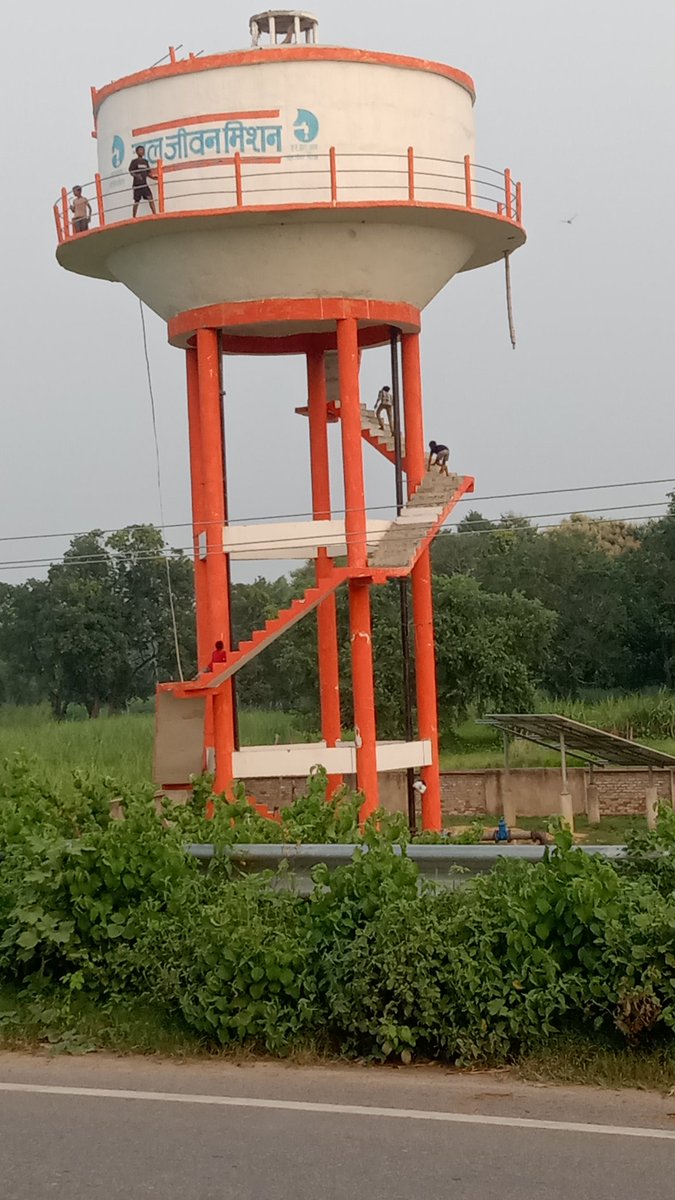 HimalayVerma3's tweet photo. बलरामपुर में ब्लॉक बलरामपुर, ग्राम सिसई में टंकी बनकर 1 साल से तैयार है,अधूरी कार्ययोजना 
अफसर अंजान , बच्चों के मौत का दावत दे रही टंकी https://t.co/lDnJfciwb4