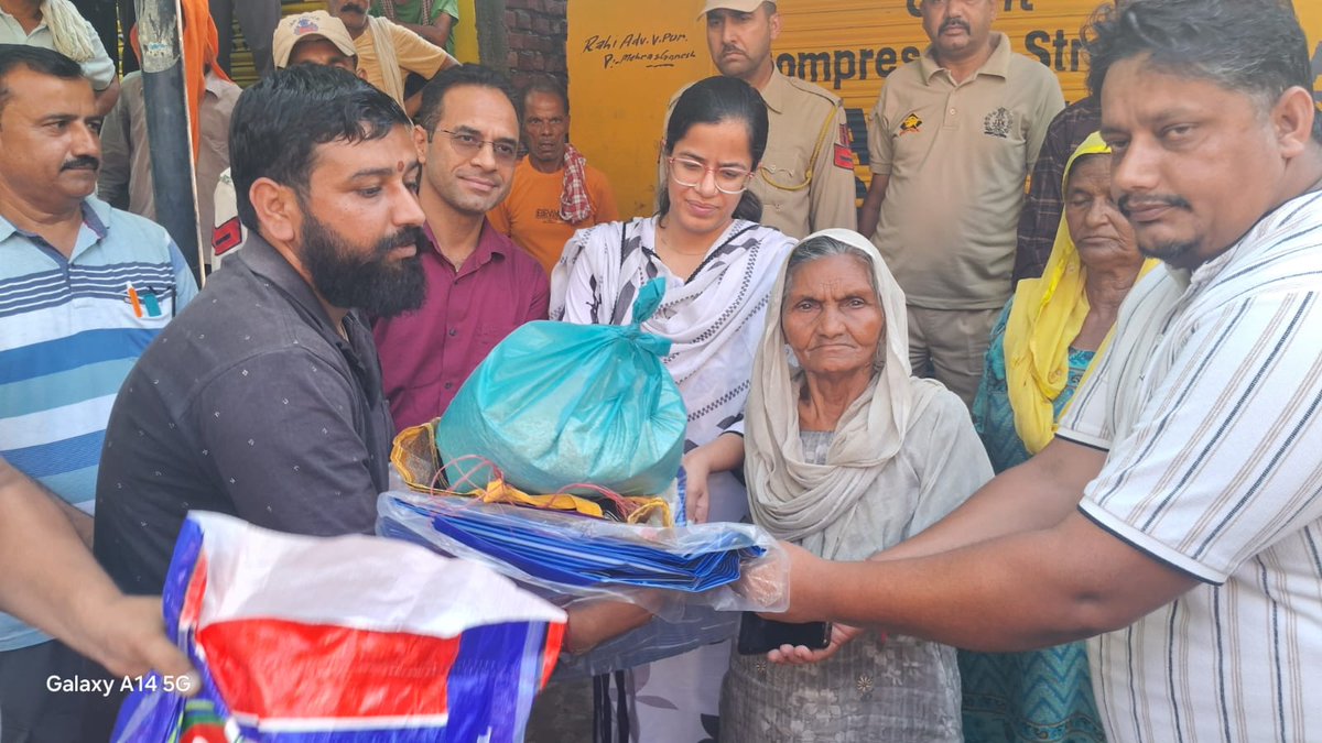 diosamba1's tweet photo. DC Samba @SudanAyushi and ADC Samba distributed ration and relief supplies to affected families in Panchayats Mananu, Mohargarh, Sarna &amp; Druee. They also visited damaged zones to take stock of restoration work and ensured locals of full relief support. @diprjk @ddnews_jammu https://t.co/GkWTO9lbLM