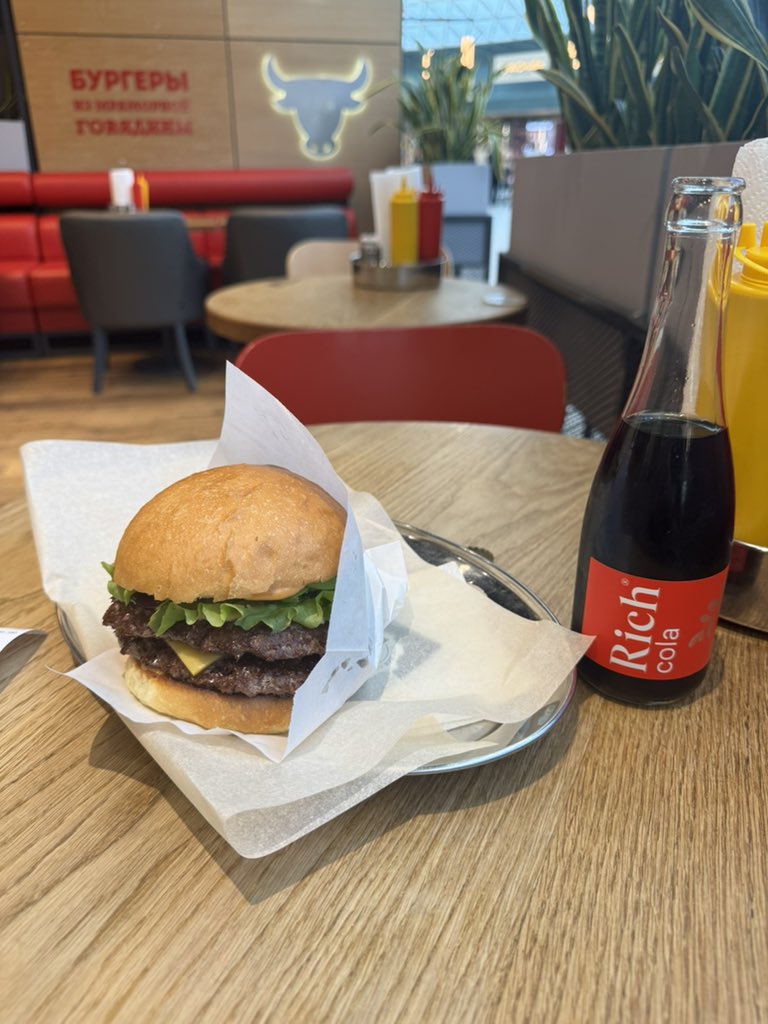 Заказала бургер «Папа мясника»

Мне принесли его со словами: «вот ваш папа»