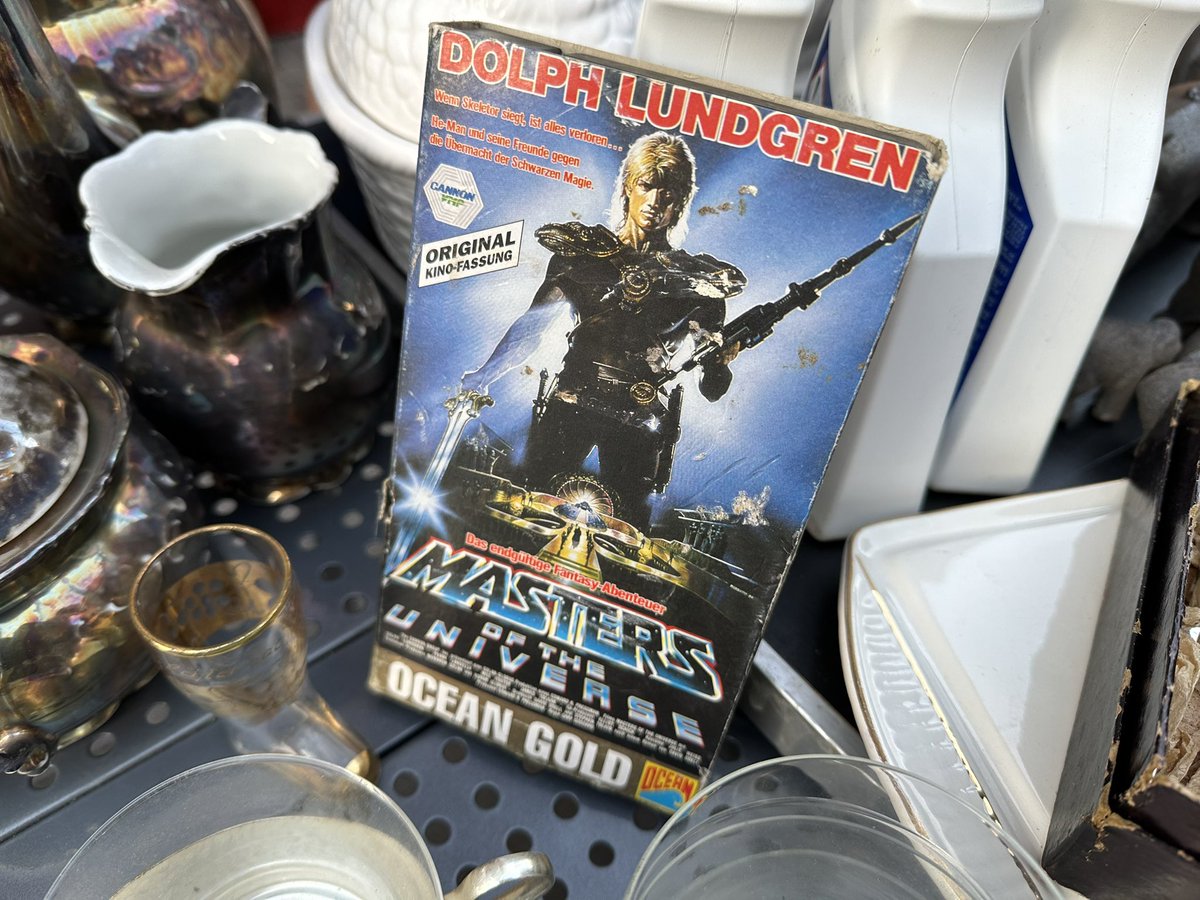 Auf dem #Flohmarkt wacht #HeMan immer noch auf #VHS über unser Schicksal. 💪🏻 Wer diesen #MotU-Film kennt, ahnt allerdings, dass er vielleicht nicht ganz „das endgültige Fantasy-Abenteuer“ darstellt. 🫣