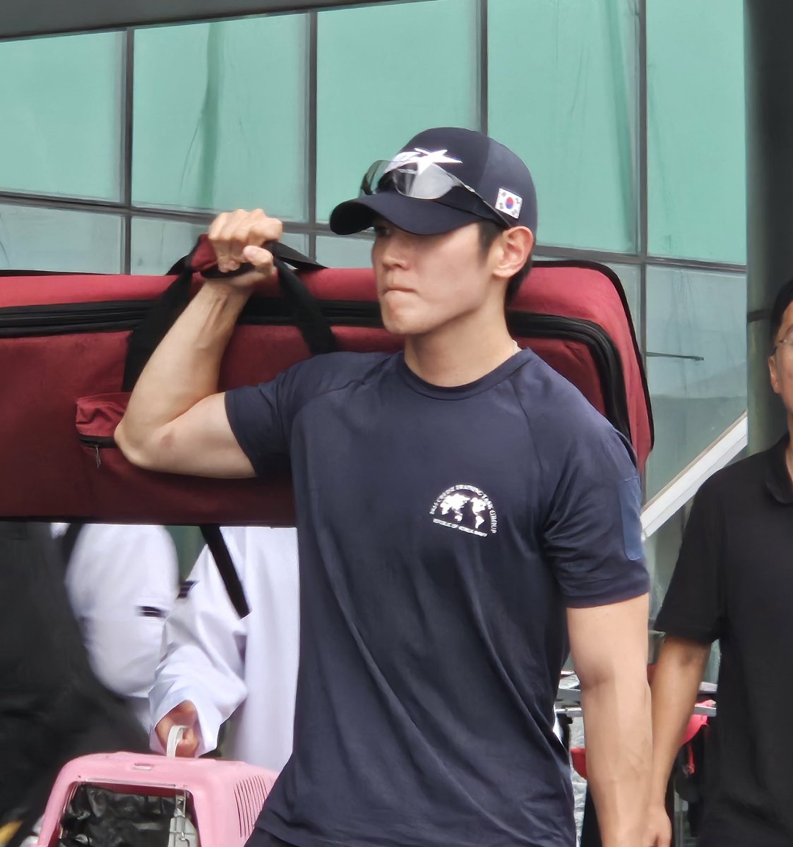 250907 #태용 #taeyong
먹빱이가 너무 남자야…. 팔근육 때문에 ㅁㅊㅅㄲ됨