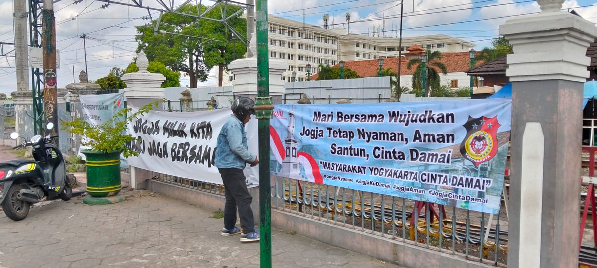kancil117's tweet photo. Dibeberapa titik wilayah jogja terpasang  Sepanduk cinta damai mendukung Jogja Ademayem tanpa Anarki, seko komunitas STAK @merapi_uncover https://t.co/ph6CGDtrI4