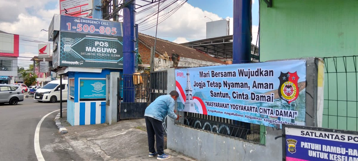 Dibeberapa titik wilayah jogja terpasang  Sepanduk cinta damai mendukung Jogja Ademayem tanpa Anarki, seko komunitas STAK <a href="/merapi_uncover/">Merapi Uncover</a>