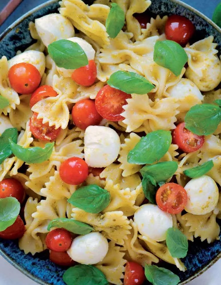 Coolfooddude's tweet photo. Fuel your training with a quick Caprese Pasta Salad 🍅🥗 Bow tie pasta, juicy tomatoes, fresh basil, pesto, and mozzarella. Perfect warm or cold, ready in 15 minutes. https://t.co/P0fS8EkUnb #NatalieRizzo #PlantedPerformance #PlantBased #AthleteEats #CapreseSalad https://t.co/kwsCSYuSSK
