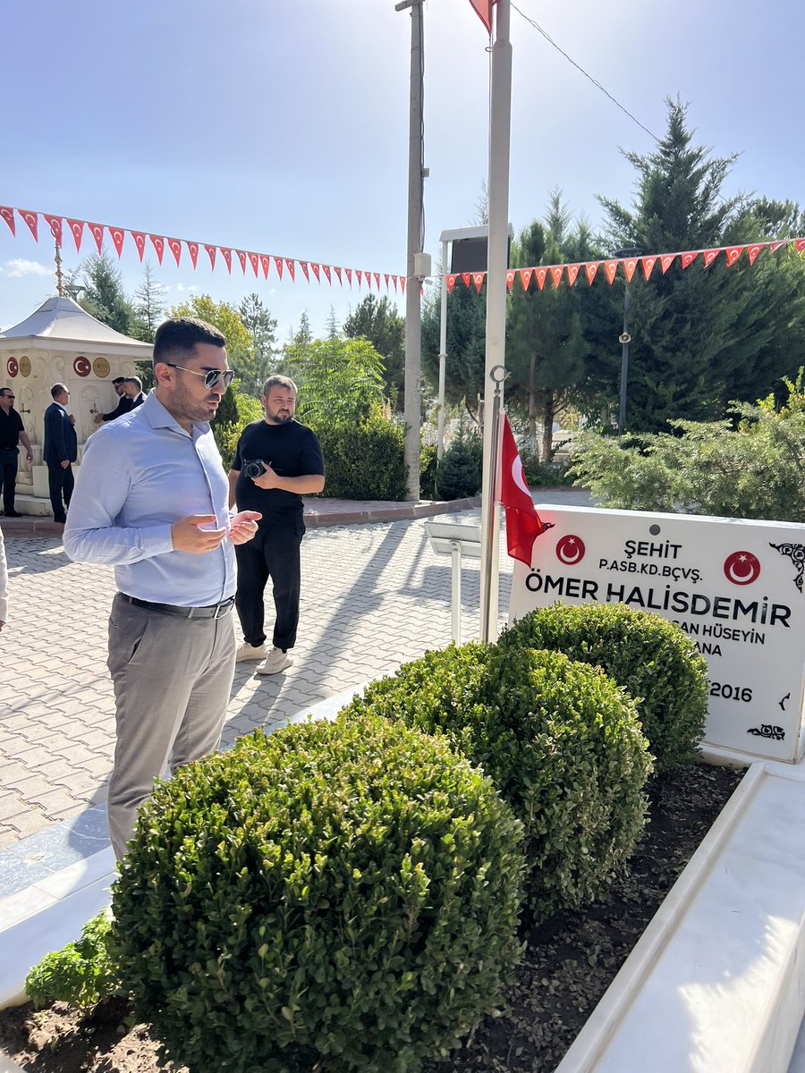 15 Temmuz şehidimiz Ömer Halisdemir’in kabrini ziyaret ettik.
Rabbim mekanını cennet eylesin İnşallah.
