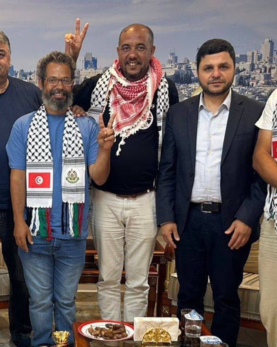 El portavoz de la "flotilla de la libertad" de Gaza posando con un alto cargo de la organización terrorista Hamás.

Wael Nawar, con el pañuelo emblema del grupo terrorista, junto a otros activistas pro palestinos al lado de Youssef Hamdan, quien dirige la operación de Hamás en el