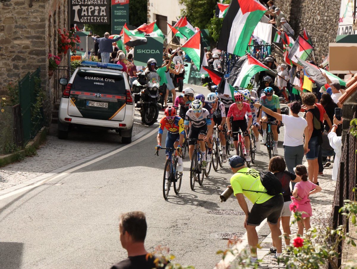 🚴🇵🇸 Por segundo año consecutivo, el recorrido de la Vuelta a España se inunda de banderas palestinas. Manifestantes rechazan la presencia del equipo israelí y el genocidio contra el pueblo palestino en Gaza. #BDS #solidaridad #lavuelta2025 #ciclismo