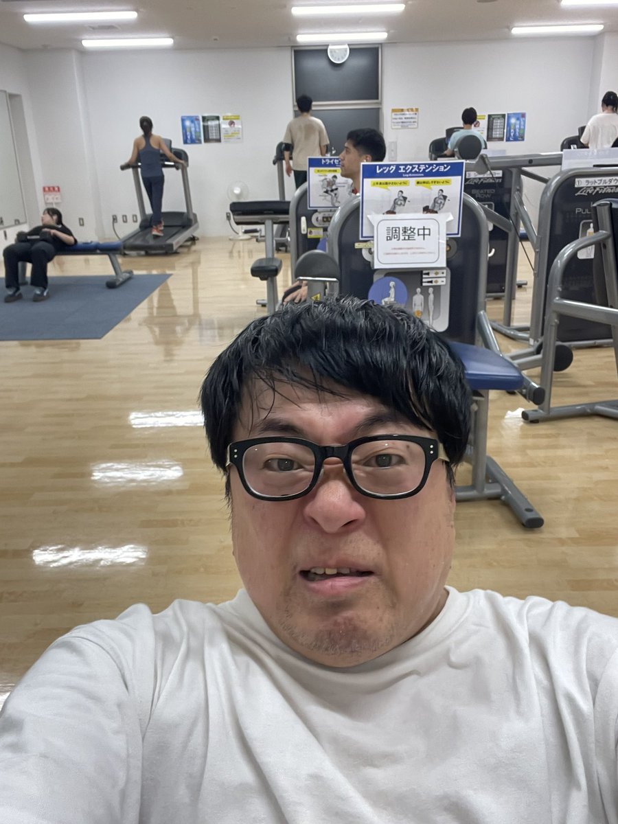 ４９歳中年芸人。
生まれ変わり体験記。

体重76.4
体脂肪率27.0
体内年齢53歳

肥満型

これが私の現実です

⚠️人生最大の体重

ダメだ。

ついにワタシは動きます。

1人で来出したら大したもんですよ(長州)