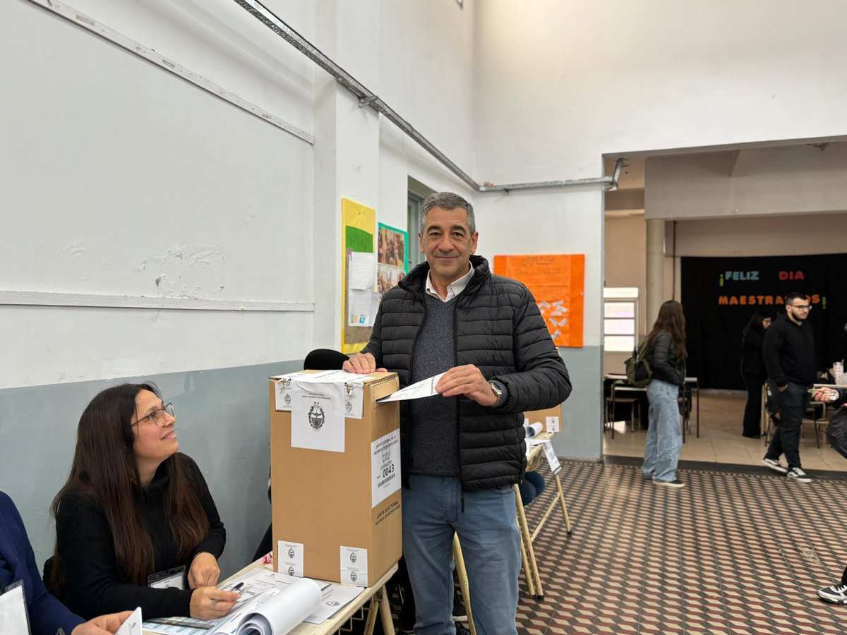SomosBAChivil's tweet photo. #AHORA Vota nuestro primer candidato a concejal, Néstor Dabi, en la Escuela Primaria N° 5 🗳️

Somos Chivilcoy 🩷

#Elecciones2025
#Chivilcoy

@BritosGuillermo https://t.co/Cy2a8njPgo