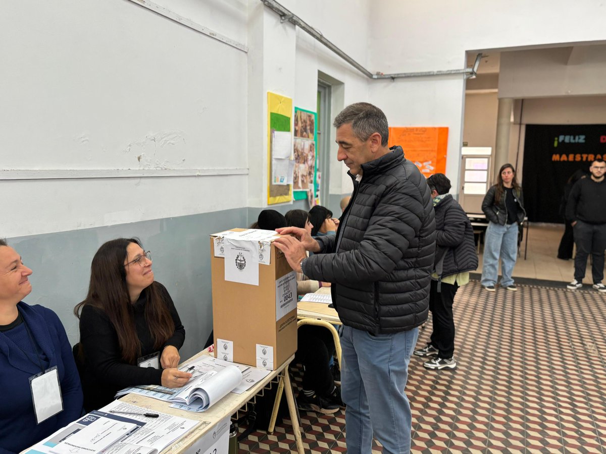 SomosBAChivil's tweet photo. #AHORA Vota nuestro primer candidato a concejal, Néstor Dabi, en la Escuela Primaria N° 5 🗳️

Somos Chivilcoy 🩷

#Elecciones2025
#Chivilcoy

@BritosGuillermo https://t.co/Cy2a8njPgo