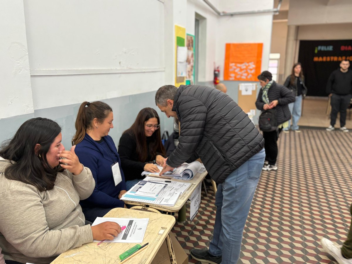 SomosBAChivil's tweet photo. #AHORA Vota nuestro primer candidato a concejal, Néstor Dabi, en la Escuela Primaria N° 5 🗳️

Somos Chivilcoy 🩷

#Elecciones2025
#Chivilcoy

@BritosGuillermo https://t.co/Cy2a8njPgo