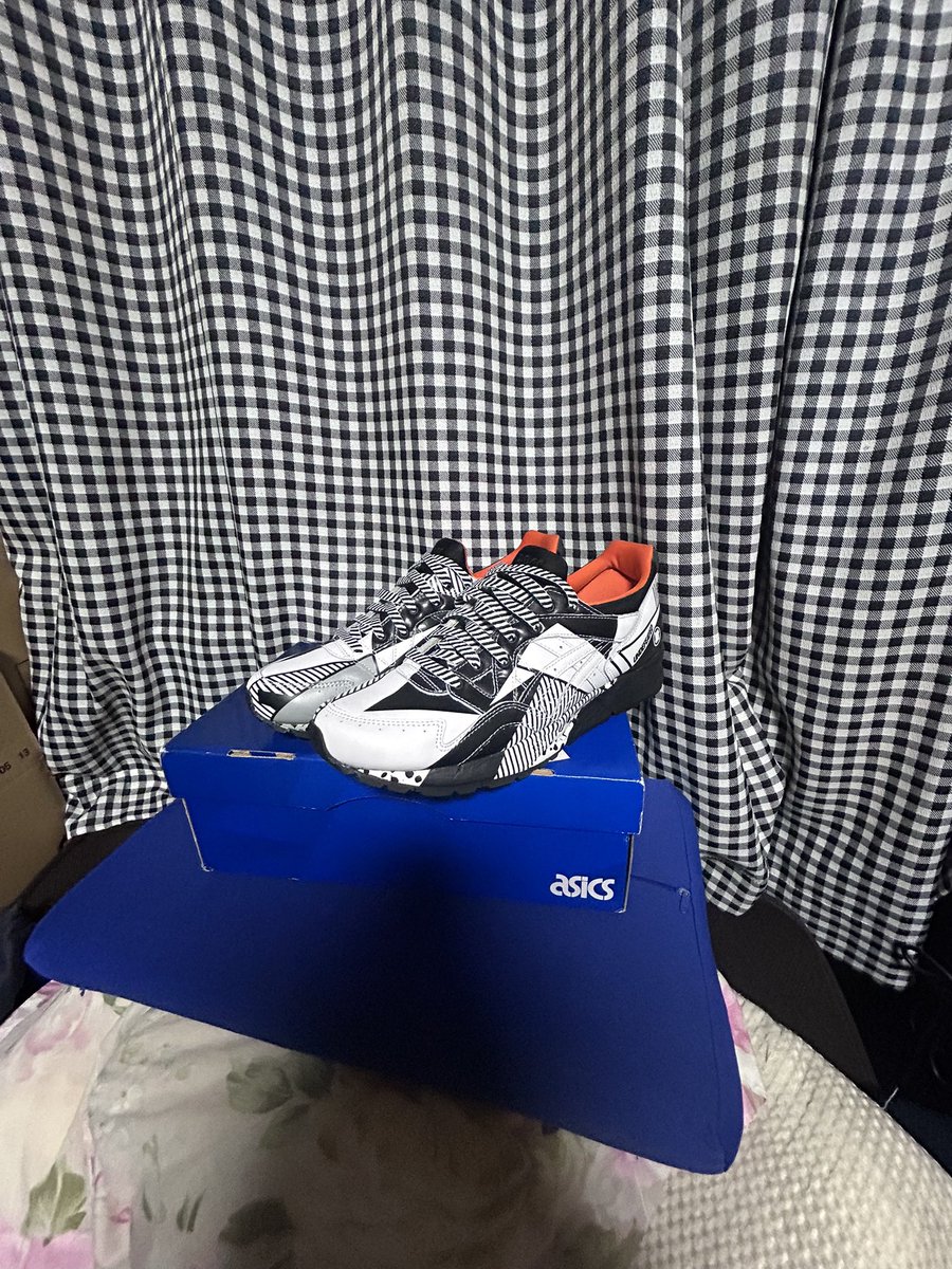 KAMEYACHI's tweet photo. かっくいい！
まさかの新品未使用品を格安でゲット！
#acics 
#undefeated

ASICS Gel-Lyte V Undefeated Disarray https://t.co/p8wwQrFzyW
