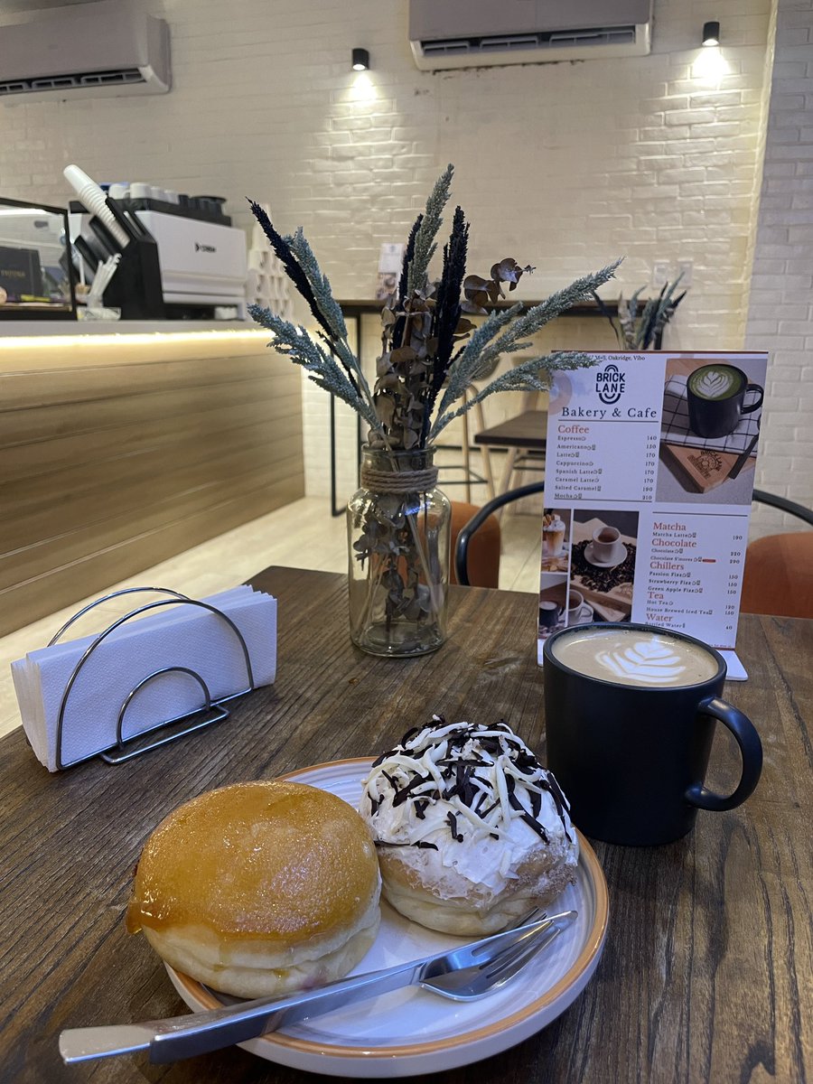coffee place near sa gym .. ga buy1 take1 ila doughnut... 😍