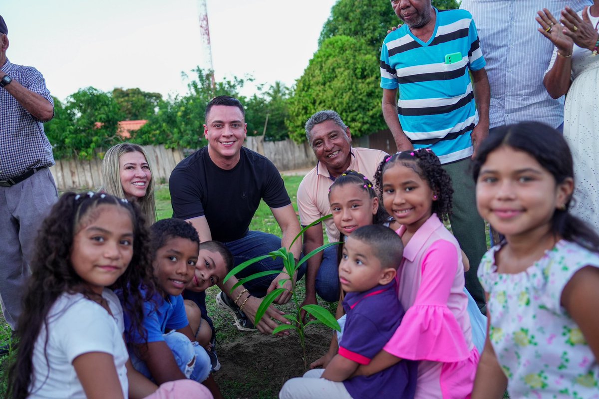 El alcalde Hermes Martínez Úrsula presidió el acto simbólico de inicio de obra de la Plaza Parque Central del corregimiento de Sabanagrande, en el marco de las fiestas patronales en honor a la Virgen Santa Rosa de Lima. Gracias a su gestión, este importante proyecto comienza a