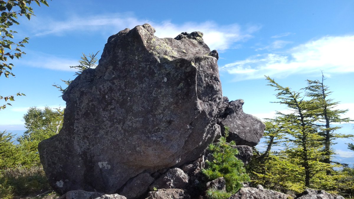 remonnsennpa's tweet image. 高峰マウンテンパークは、
峠を越えて
更に未舗装路を登り返して
やっとたどり着く様な
立地だった。
所要は長いのに遅めで
乗降時に一旦停止するさま
な上、終点には展望デッキしかないと思っていたが、
高峰神社までの道があり、
迫力ある巨岩や景観を観られた。
#高峰マウンテンパーク