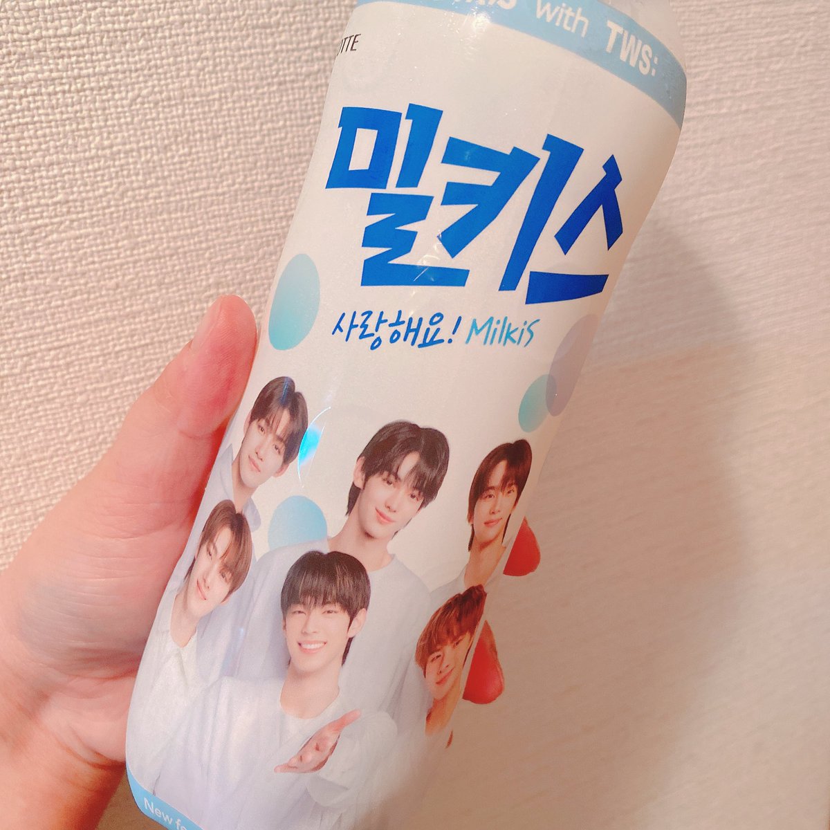 ___pyonn00's tweet photo. Milkis ♡ TWS
ずっと探してたけど見つからなくて😭
やっとドンキー行ってた時に見つけてラッキー🥹💗💗💗
シニュ、デビュー当時かな?若いかわいい🫶🏻もちろん今もだよ~☺️💖
#밀키스 #ミルキス #Milkis
#TWS #SHINYU https://t.co/K5VBGgKqvM