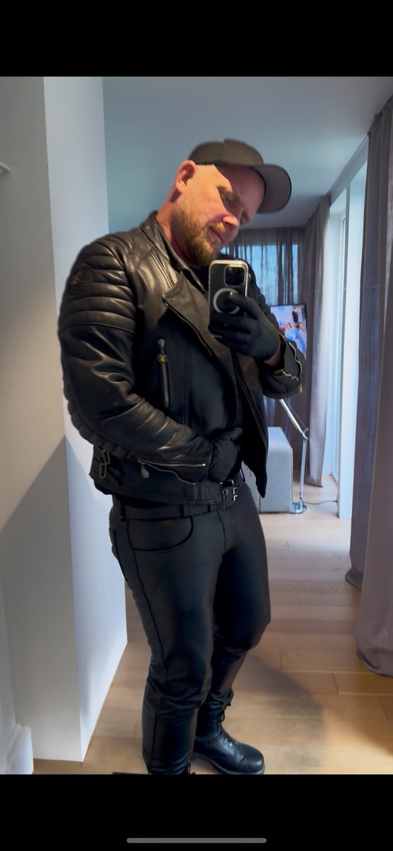 Der Sonntag ist noch nicht vorbei - letzte Chance heute noch nützlich zu sein 😈

#findom 

#leather #master #paypig