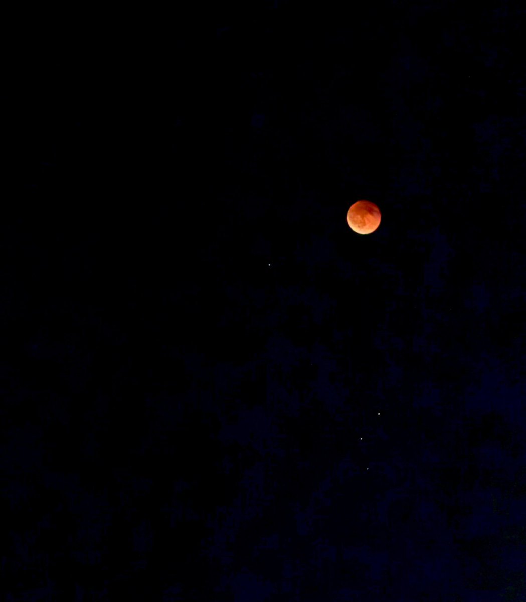 اللهم ارحمنا إذا برق البصر وخسف القمر وجمع الشمس والقمر، اللهم اجعل خسوف القمر هذا رحمة لنا ولا تؤاخذنا بذنوبنا ولا تنزل غضبك علينا واغفرلنا وارحمنا يا ارحم الراحمين

#خسوف_القمر