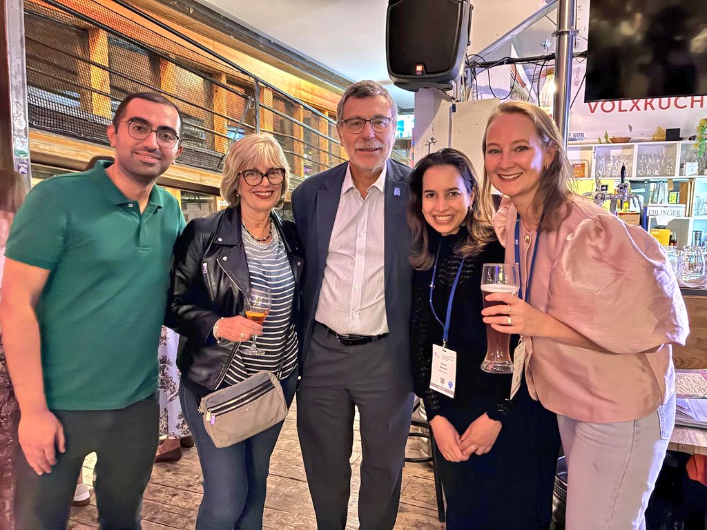 EspTrainee's tweet image. Our #ESPTrainee social event has just started and we were happy to meet our  president-elect @xmatiasguiu. Thank you to the @ESP_Pathology for promoting trainee networkong activities 🔬💙 #ESPCongress