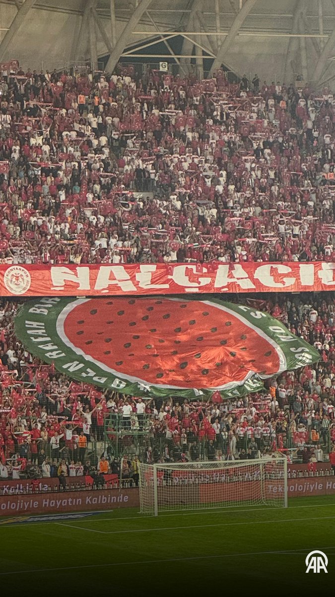 🏟️ Konya'da tribünler, 🇵🇸 Gazze'ye destek koreografisi yaptı

🍉 Karpuz şeklindeki koreografinin üzerinde "Refah sınır kapısını açın, gözler Sumud Filosu'nda" yazıldı