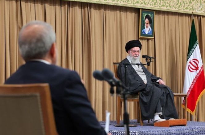 توصیه‌هاو دستورالعمل مقام معظم رهبری در جلسه امروز با دولت نصب‌العین مسئولان اجرایی کشور است. 
به‌مدد لطف خداوند در سایه وحدت و انسجام ملی و همراهی مردم و حمایت راهگشای رهبر معظم انقلاب سختی‌ها آسان خواهد شد.