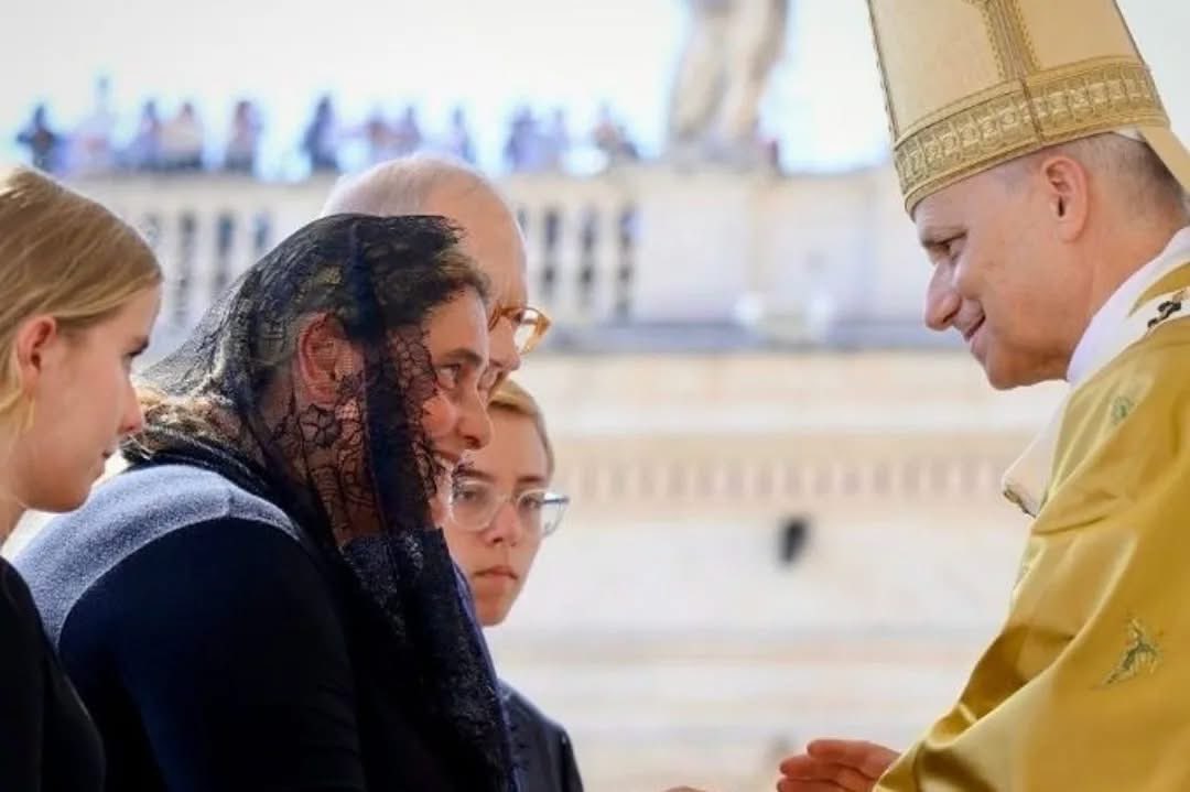 DesdeLaFeMx's tweet photo. 🥹 Cómo ocultar la emoción de saber que ahora tu hijo es santo y modelo para muchos.

Así fue la reacción de Antonia Salzano, luego de escuchar que el Papa León XIV canonizó a su hijo.

https://t.co/qgse6OjVNF 

#carloacustis #PierGiorgioFrassati https://t.co/IMr7dLrOvo