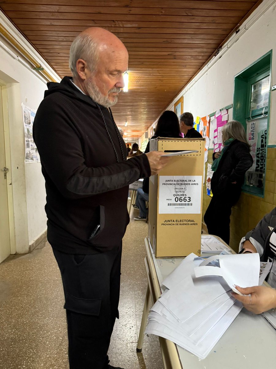 Recién operado, pero cumpliendo con los que tanto hicieron para recuperar la democracia!