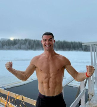 كريستيانو رونالدو ينفق أكثر من 1,000,000 دولار سنويًا على صحته.

عمره 40 عامًا وما زال يتفوق على كل رياضي في العشرينات من عمره.

إليك أفضل 8 عادات جعلته أشبه بإنسان خارق (وكيف يمكنك تطبيقها): 🧵