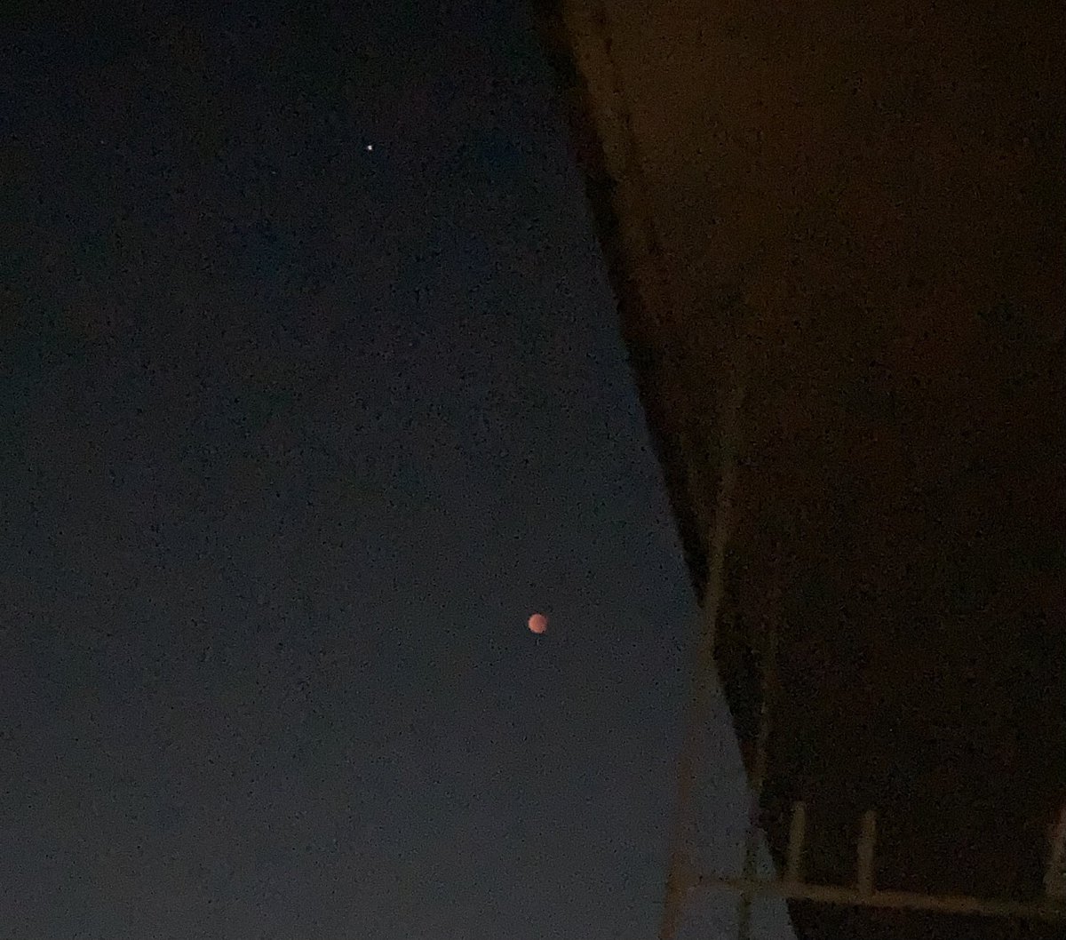 code690's tweet photo. なぜかこんな時間まで寝れなくて、今日皆既月食らしいから見てみたら🌕めっちゃちっちゃいけど見れた！おやすみ💤 https://t.co/NPpClgoadH