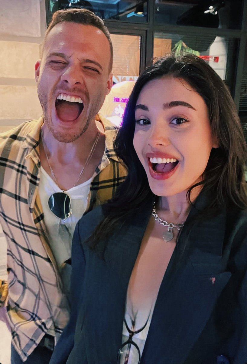 seriesonline_br's tweet photo. 📸 | PARTNERS 

Lizge Cömert &amp; Kerem Bursin nos bastidores de Çarpıntı.

E aí, o que estão achando da estreia da série?

#Çarpıntı #LizgeCömert #KeremBürsin #AsRas https://t.co/q6zQi3Nazc
