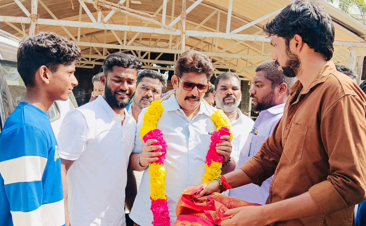 MstSelvan22's tweet photo. வேதாரண்யம் வருகை தந்த அண்ணன் துணைப் பொதுச் செயலாளர், சட்ட மன்ற உறுப்பினர் அண்ணன் @VckBalaji அவர்களை வரவேற்ற போது. https://t.co/X0RorW2EMb