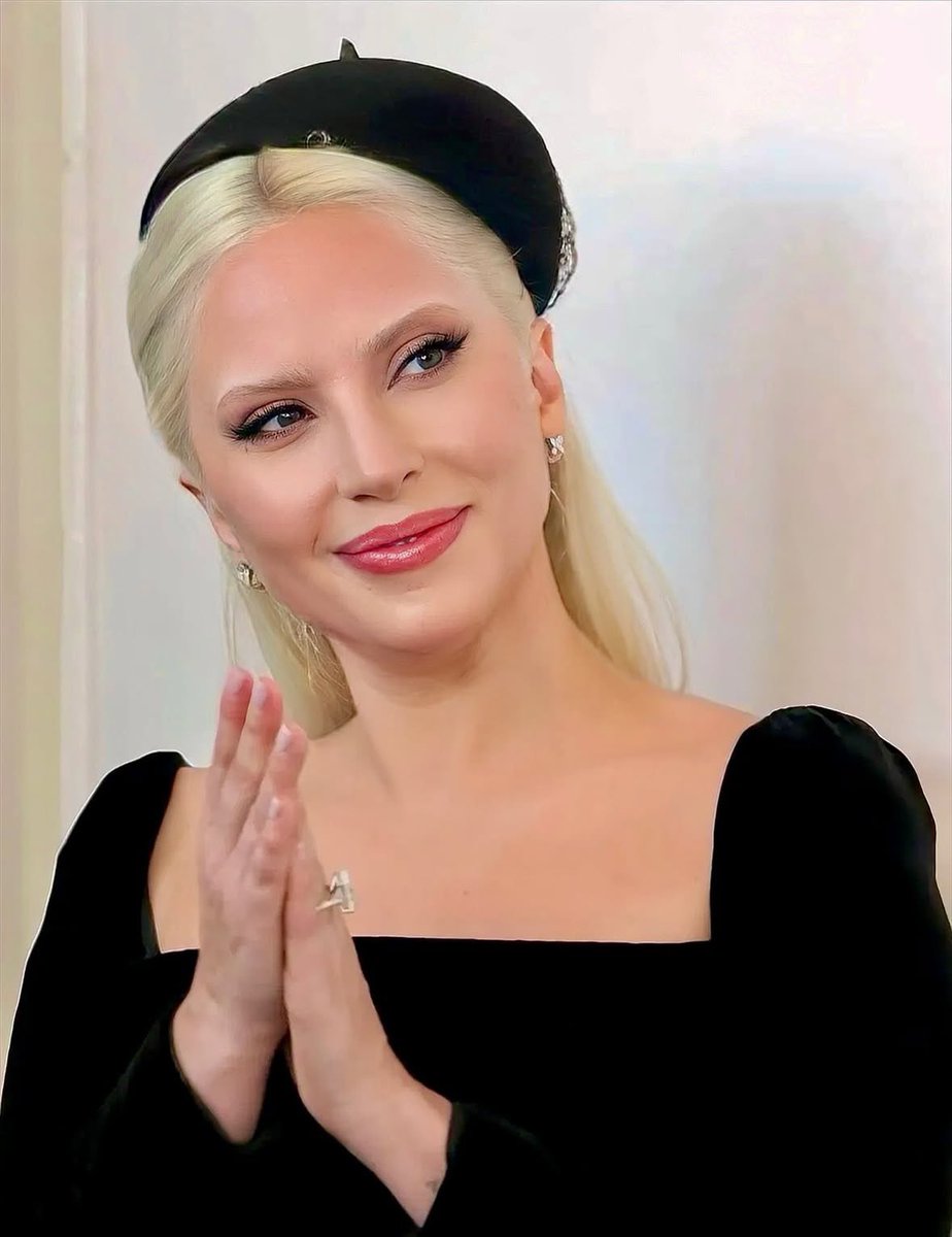 gagasmiko's tweet photo. she looks so beautiful here how is she real https://t.co/HwthzMi0ao
