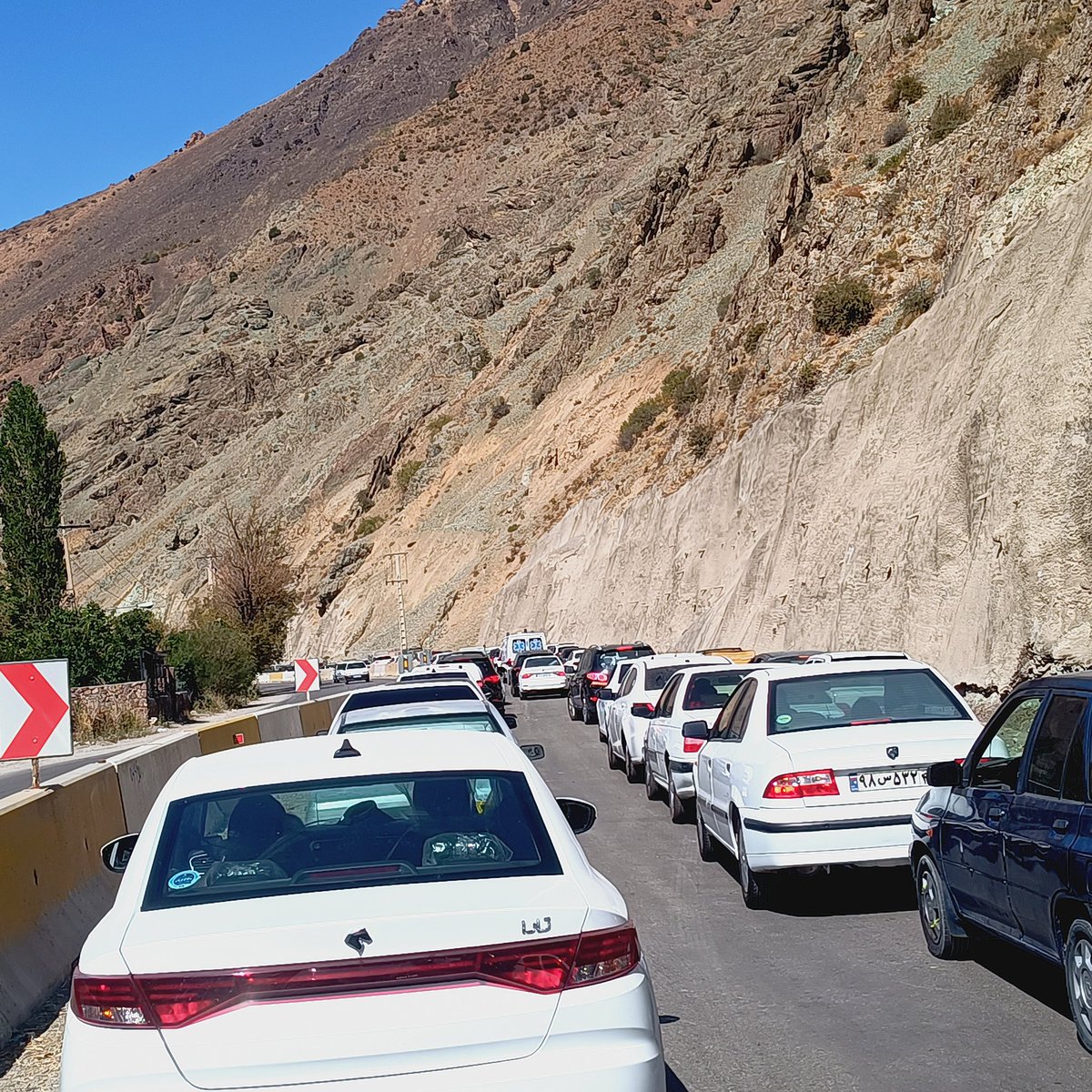 خیر سرمان مثلاً آمدیم شمال 😬😡
برای صد کیلومتر ۷ ساعت تو راه بودیم
نه تعطیلی بود 
نه آخر هفته