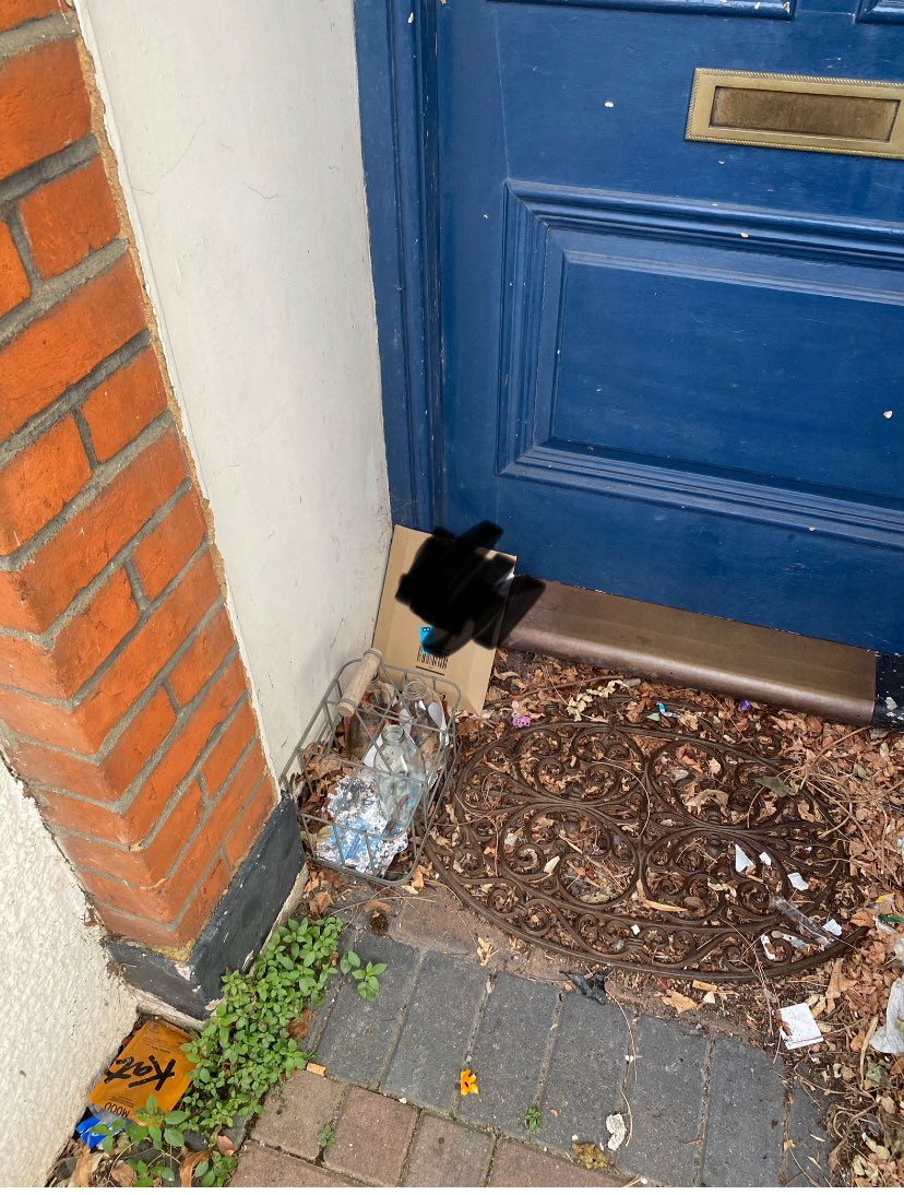MSPinnock's tweet photo. @AmazonUK this does not count as ‘left in letterbox’ https://t.co/qtxrhMRsdg
