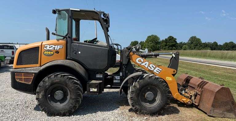 MachineryPete's tweet photo. 27th Annual Fall Equipment, Vehicle, Truck and Tool Auction Tuesday and Wednesday in Teutopolis, IL by @SchmidAuction. No Reserves. No Buyer Premiums. '13 Versatile 310, 2935 hrs; Case 321F; '21 Deere 333G, 1700 hrs; '10 Unverferth 9250 grain cart. Info:
https://t.co/lQjAIqoGwq https://t.co/ePBBiivlj4