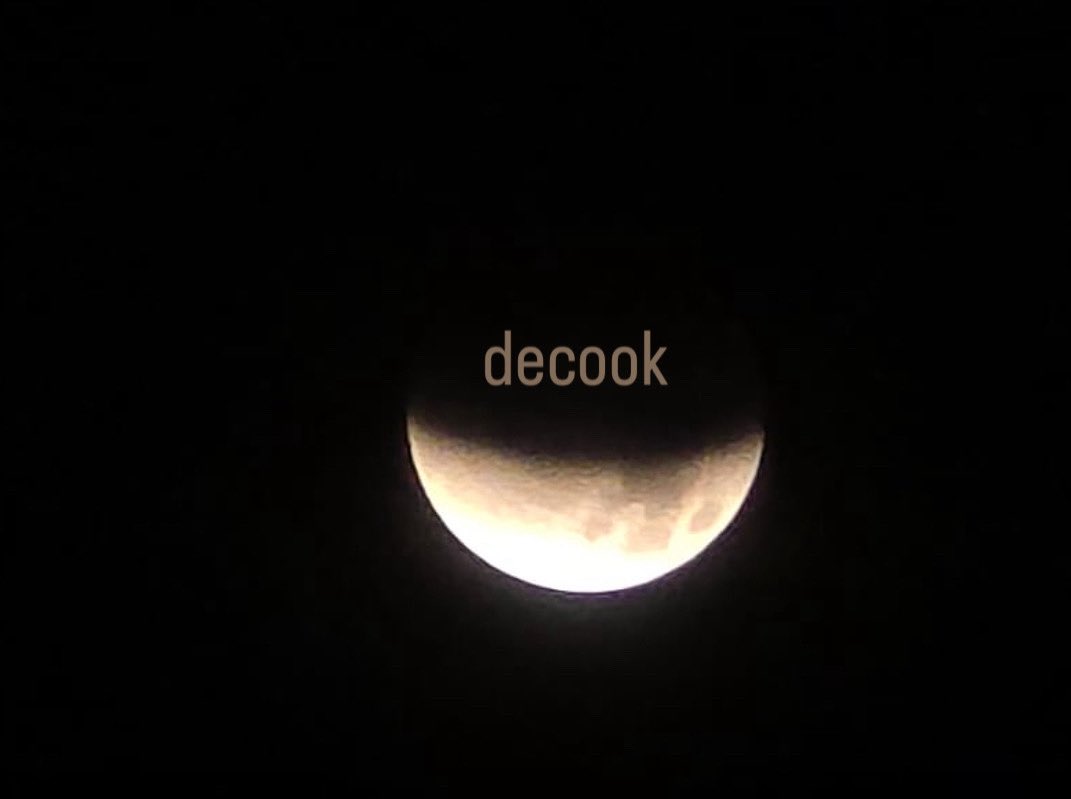 dede_yc9dck's tweet photo. Lunar Eclipse tonight from Bali Island, Indonesia 🇮🇩 https://t.co/Yu1h49QlBJ