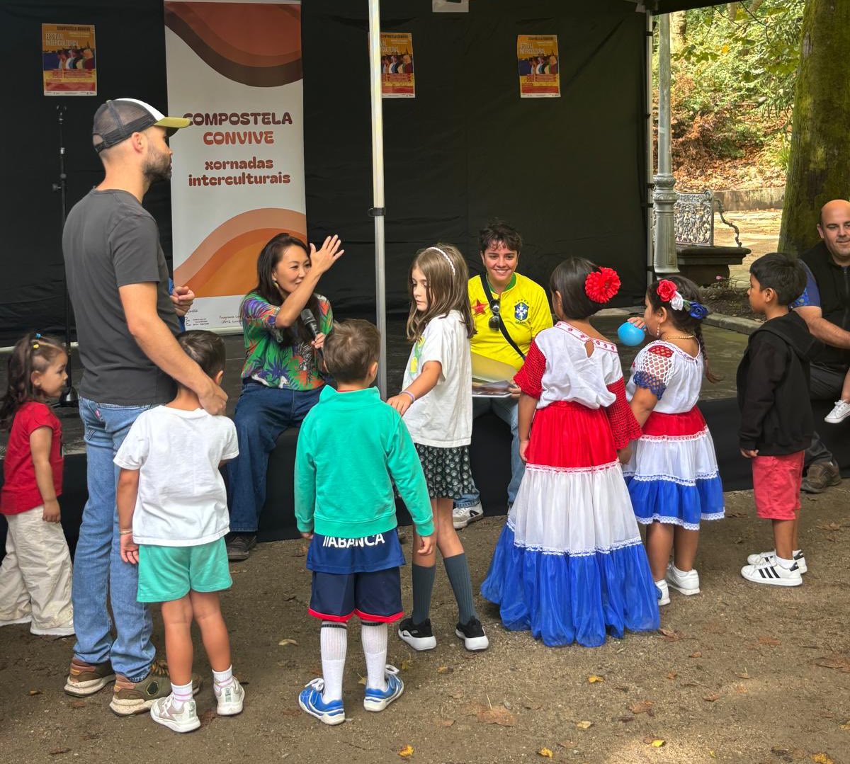 Milacastross's tweet photo. Desta mañá coa compa @mrosonf no Festival Intercultural “Compostela Convive”, organizado pola Plataforma polo Emprego en colaboración coa #UAMI
Unha oportunidade para abrazar a diversidade cultural de Compostela e reivindicármonos como o Santiago aberto que sempre fomos 💜 https://t.co/vMr8LnUKj8