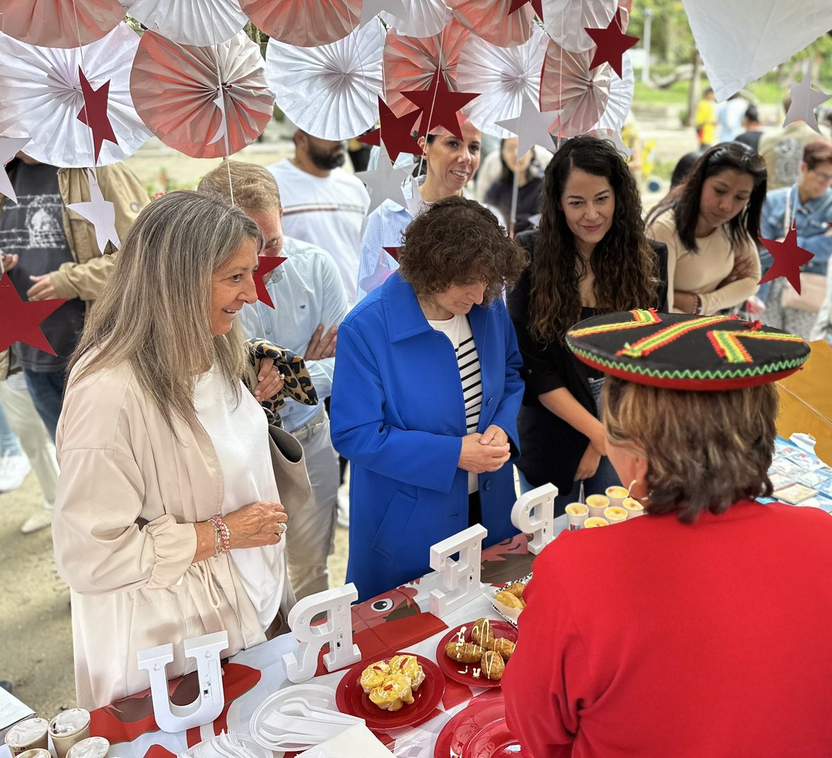 Milacastross's tweet photo. Desta mañá coa compa @mrosonf no Festival Intercultural “Compostela Convive”, organizado pola Plataforma polo Emprego en colaboración coa #UAMI
Unha oportunidade para abrazar a diversidade cultural de Compostela e reivindicármonos como o Santiago aberto que sempre fomos 💜 https://t.co/vMr8LnUKj8