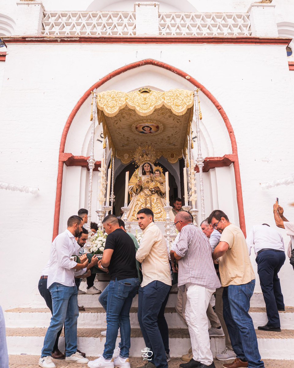 🔵 Se abren las puertas de la Iglesia Parroquial para que de comienzo la procesión de <a href="/SangreHuevar/">Hdad Sangre Huévar</a> .

Tras la 𝐌𝐚𝐫𝐜𝐡𝐚 𝐑𝐞𝐚𝐥 suena en los primeros compases 𝐂𝐫𝐮𝐜𝐢𝐟𝐢𝐱𝐢𝐨́𝐧 de Fco. José Martínez Pérez. 

📸 @markitos84villa

#PorSiemprePresentación