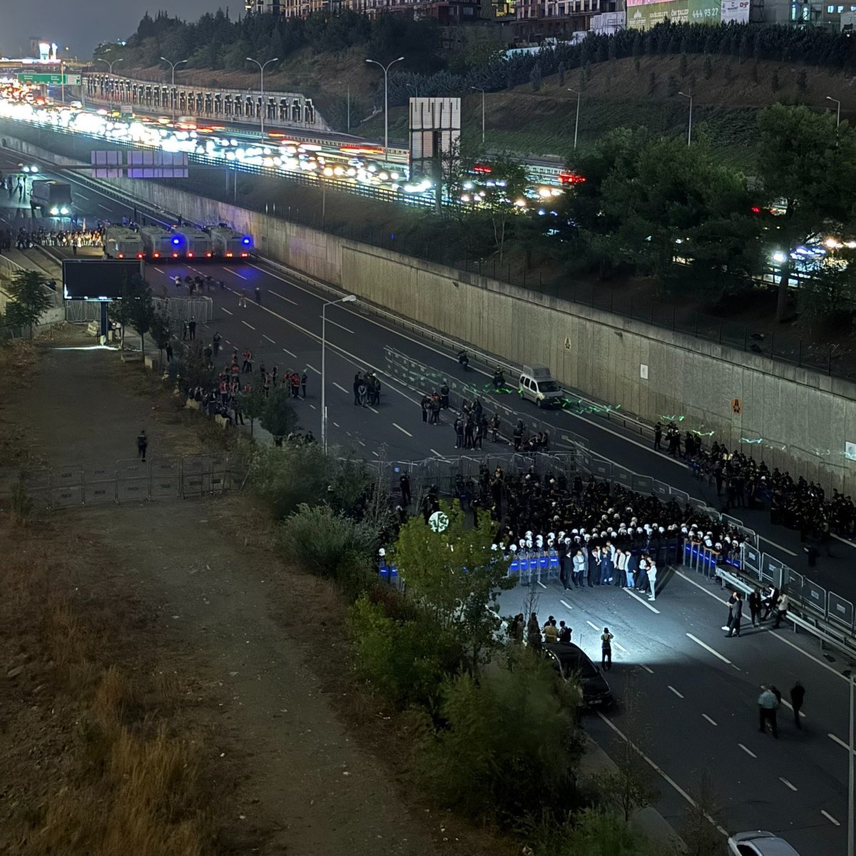 CHP İstanbul İl Yönetiminin görevden uzaklaştırılması ve geçici yönetim (kayyım) atanması tedbiri, görevli ve yetkili olmayan bir mahkeme tarafından verilen hukuka aykırı bir karardır.

Bu karar sonrası CHP İstanbul İl Başkanlığına yönelik polis ablukası, demokrasi, ifade