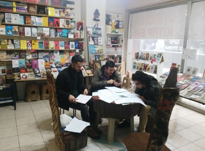 Pencere Dergisinin ilk sayısını hazırlıyorduk. Yedi yıl olmuş. Yedi yıl, yedi kat, yedi düvel, yedi zaman... Çok şey değişti, çok şey kazanıldı ve çok şey yitirildi. Değişmeyen tek şey, belki de, içimizdeki edebiyat aşkı. Uzun soluklu değildi belki ama uzun bir soluktu, ömürlük.