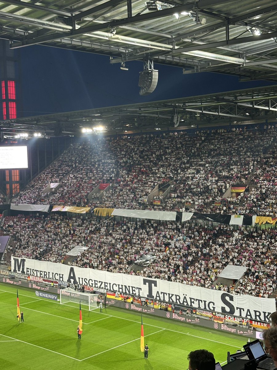 Mats Hummels wird geehrt 👍🏻 
Aber das A steht für Außenrist! <a href="/matshummels/">Mats Hummels</a>