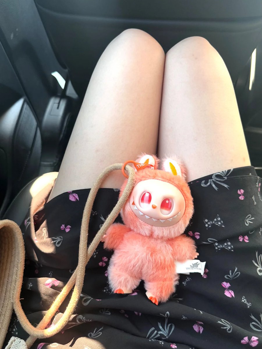 太陽は眩しいけど、私の小さなモンスターはもっと元気🤣
一緒にドライブしたら、私より楽しそう！