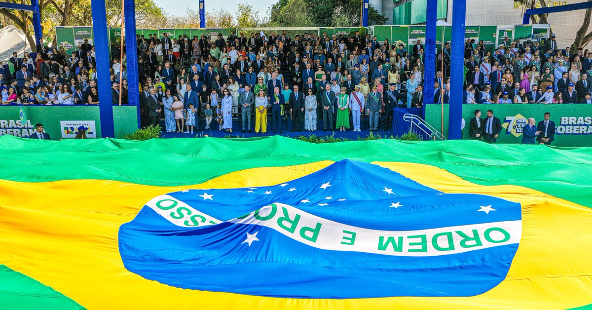 lindberghfarias's tweet image. Olha a diferença. Lula com a bandeira do Brasil defendendo a soberania. Bolsonaristas e a bandeira dos EUA com as tarifas e a sabotagem contra a economia brasileira. Que coisa vergonhosa! Traidores da Pátria. O dia deles é o 4 de Julho.