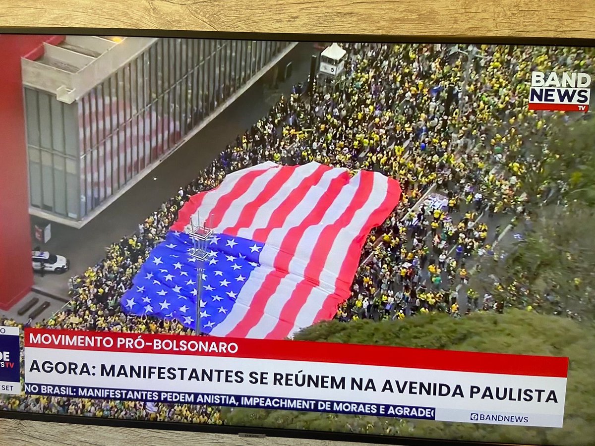 lindberghfarias's tweet image. Olha a diferença. Lula com a bandeira do Brasil defendendo a soberania. Bolsonaristas e a bandeira dos EUA com as tarifas e a sabotagem contra a economia brasileira. Que coisa vergonhosa! Traidores da Pátria. O dia deles é o 4 de Julho.